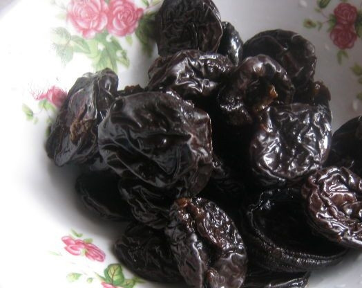 1. Этап. Куриный салат с черносливом: 4. Чернослив тщательно моем и замачиваем на 15-20 минут. Можно это сделать перед тем, как ставить вариться филе и яйца.