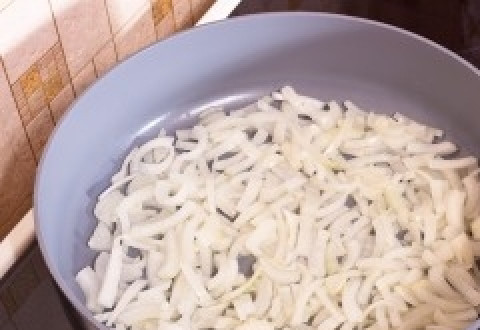 1. Этап. Говядина с ананасами: Обжарьте в сковороде на растительном масле лук до прозрачности. Затем добавьте мясо, готовьте его под крышкой 20 минут, посолив и поперчив.