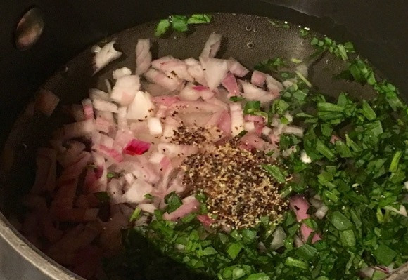 1. Этап. Беарнский соус: В маленьком сотейнике соедините уксус, вино, соль, черный перец, шалот и 1 ст. л. эстрагона. Поставьте сотейник на огонь, доведите до кипения и варите, пока жидкость почти не выпарится и ее останется примерно 3 ст. л.