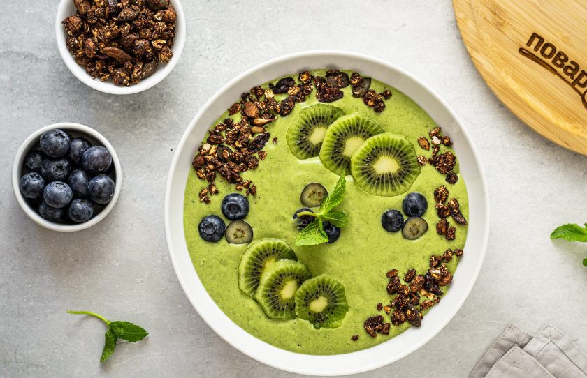 1. Этап. Зеленая каша: Выложите кашу в тарелку, сверху украсьте гранолой, киви и ягодами. Зеленая каша готова, приятного аппетита!