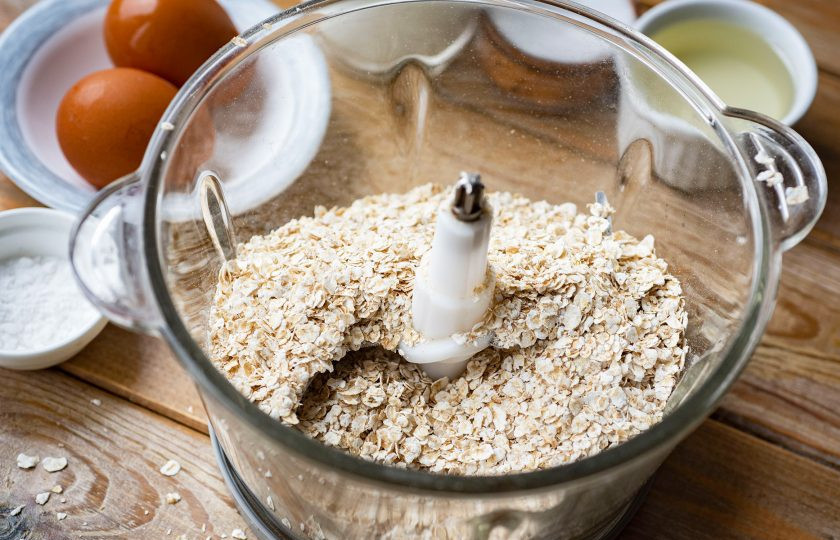 1. Этап. Овсяный хлеб на кефире без дрожжей: Хлопья выложите в чашу блендера.