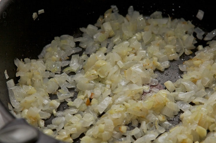 1. Этап. Лазанья с фаршем и овощами: 1. Для приготовления основы первым делом очистите лук, нарежьте мелкими кубиками и отправьте на сковороду с разогретым растительным маслом.