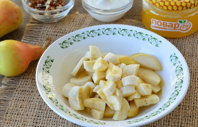 1. Этап. Салат из груши и банана: Выложите фрукты в подходящую посуду.