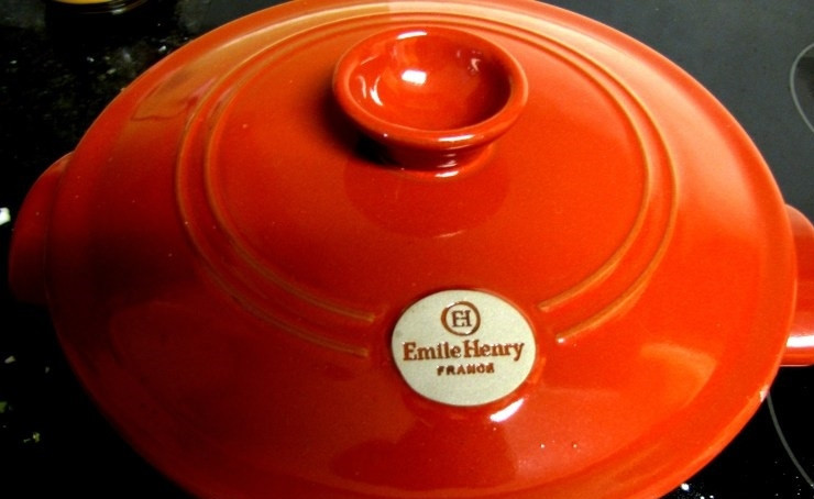 1. Этап. Сырный суп для детей: 3. Влейте куриный бульон и накройте кастрюлю крышкой, доведите ее содержимое до кипения и уменьшите огонь.