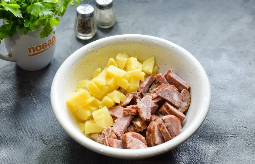 1. Этап. Салат Матадор: Мясные изделия переложите в салатник. Вареный картофель очистите и нарежьте кубиками, добавьте в салат.