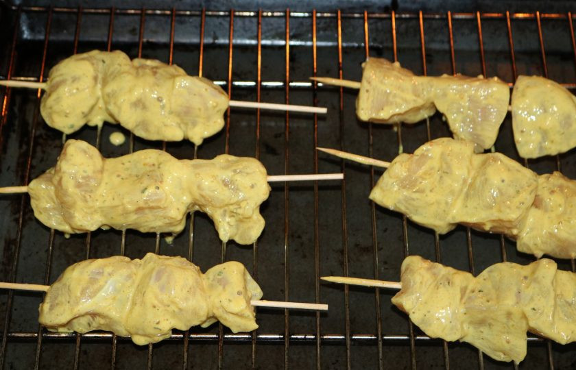 1. Этап. Шашлык по Дюкану: Выложите шпажки на решётку, вниз обязательно поставьте противень. Отправьте в разогретую духовку до 200 градусов. Запекайте 10 минут на одной стороне, переверните шпажки и 10 минут запекайте на второй стороне.