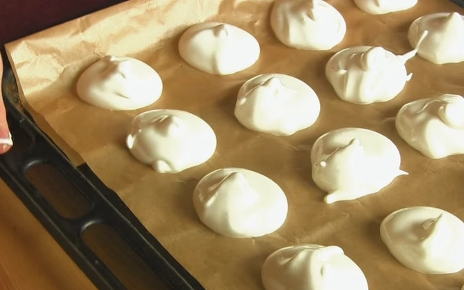 1. Этап. Торт-безе со сгущенкой: 2. Застелите противень пергаментом, выложите на него ложкой шарики из взбитого белка.