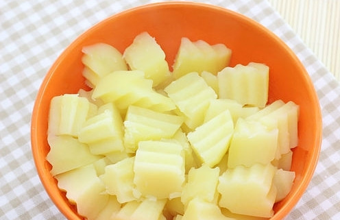 1. Этап. Салат из картофеля без майонеза: Отварить картофель и нарезать.