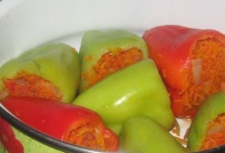 1. Этап. Болгарский перец с морковью: Фаршируем овощной начинкой и складываем в посуду для тушения.