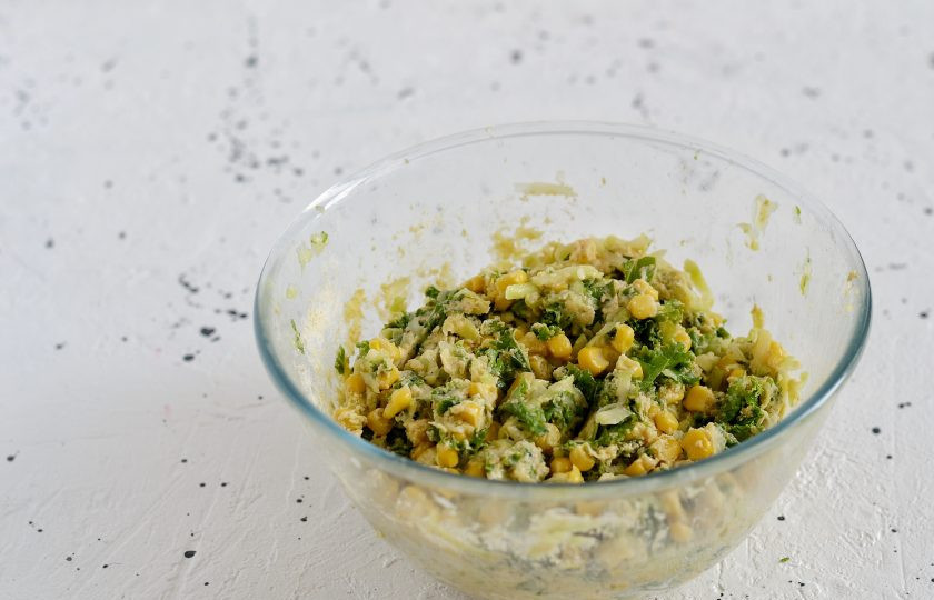 1. Этап. Оладьи из кабачков с кукурузой: Добавьте семена льна и муку в миску, хорошо все перемешайте. Масса должна получиться липкой и густой.