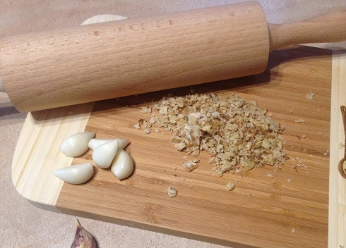 1. Этап. Свекольный салат с чесноком и орехами: Очистим чеснок. Орехи можно порубить ножом, но мне больше нравится измельчать их скалкой, ведь при этом из орехов выдавливается ароматное масло и сами орехи становятся мягче.