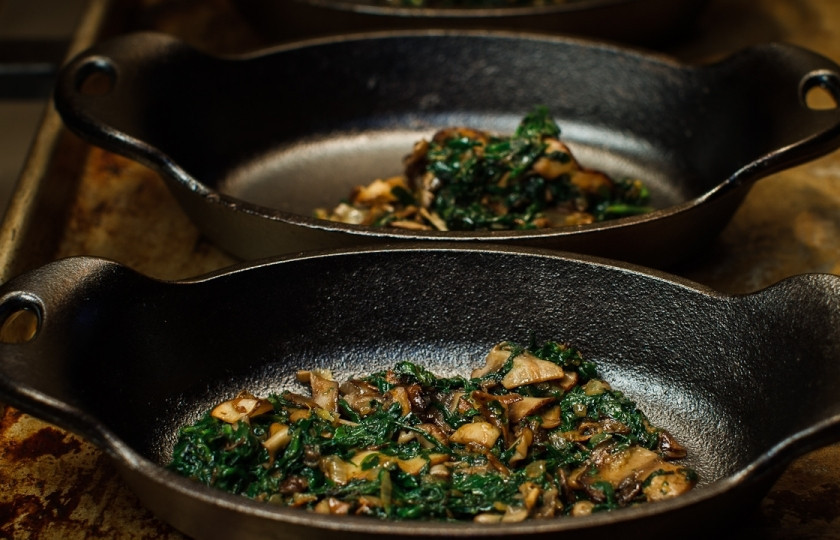 1. Этап. Яичница со шпинатом и грибами в духовке: Выложите начинку в формочки для выпекания.