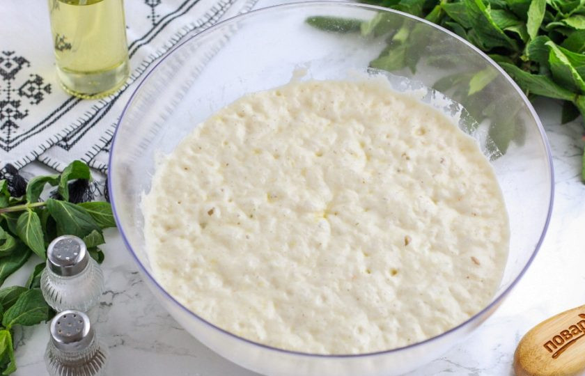 1. Этап. Хлеб в духовке: Перелейте опару в высокую миску и накройте полотенцем. Оставьте в тепле на 15-20 минут. Следите за ней, так как дрожжи дают интенсивный рост.