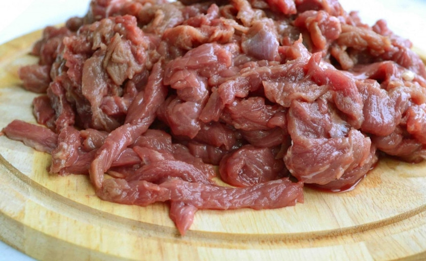 1. Этап. Говядина по-китайски в кисло-сладком соусе: Мясо промойте. Нарежьте его полосками.