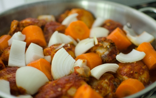 1. Этап. Курица, тушенная с луком и морковью: 2. Доводим до кипения, уменьшаем огонь и протушиваем 10 минут. Дальше добавим морковь, лук и картофель, а также давленый чеснок, тушим под крышкой, пока морковь не станет мягкой. У меня на это ушло полчаса.