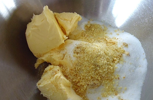 1. Этап. Пирог с персиками и карамелью: В глубокой посуде взбейте сахар, лимонную цедру и масло комнатной температуры до пышности.