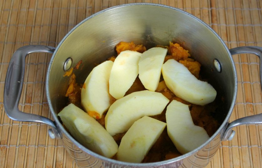 1. Этап. Пастила из тыквы: Добавляем в кастрюлю яблоки. Готовим еще минут 15.
