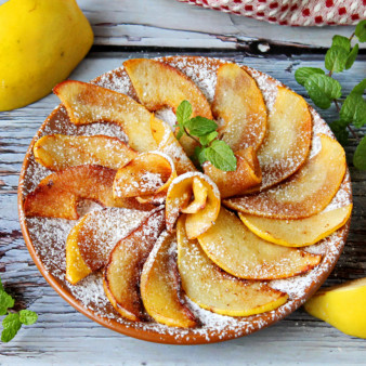 Жареная айва с сахарной пудрой