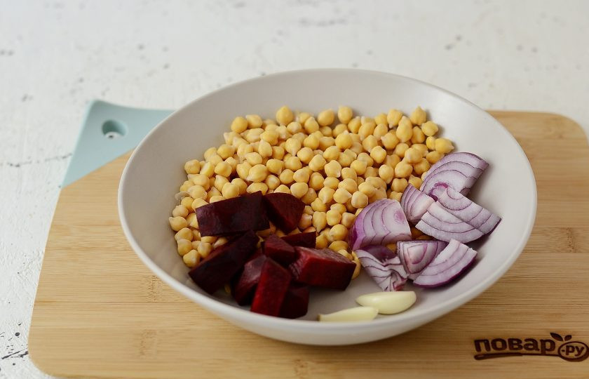 1. Этап. Свекольный фалафель: Промойте нут, тщательно обсушите. Свеклу помойте, очистите от кожуры. Нарежьте лук и свеклу кубиками. Чеснок очистите от шелухи.