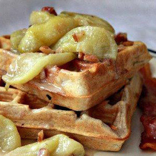 Вафли с яблоками и орехами