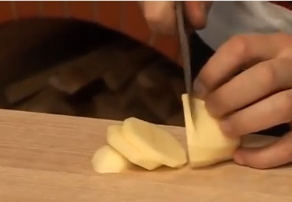 1. Этап. Картошка с салом на шампурах: Нарезаем картошку дольками по 3-5 мм. Сало нарезаем тонкими кусочками. Оно должно быть тоньше чем картошка и каждый кусочек должен полностью закрываться долькой картошки. Складываем картошку таким образом: долька картошки + кусочек сала. Первый и последний куски должны быть дольками картошки. В итоге у вас должна получиться картофелина с прослойками сала.