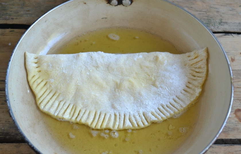 1. Этап. Чебуреки с сыром: Жарьте чебуреки по 2-3 минуты с каждой стороны в раскаленном подсолнечном масле.