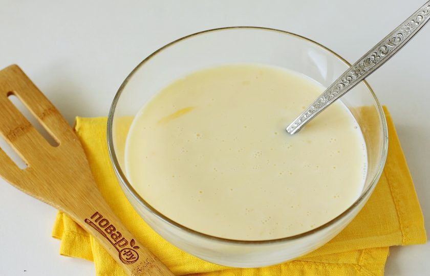 1. Этап. Омлет в кастрюле: Влейте молоко и перемешайте.