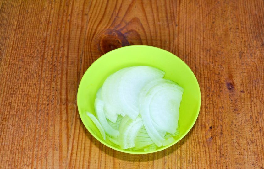 1. Этап. Вкусная икра из кабачков на зиму: Лук нарежьте.