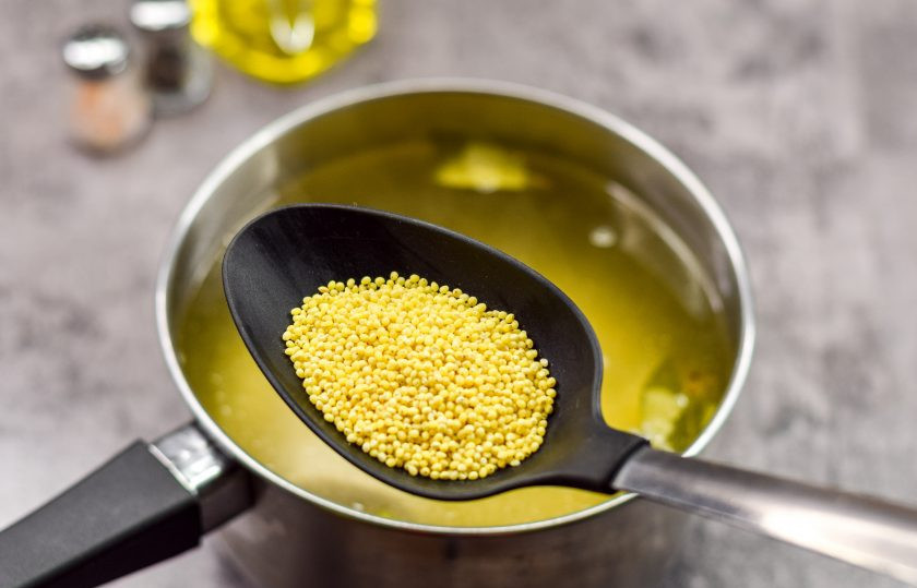 1. Этап. Суп Острый: Следом добавьте в бульон пшено. Варите картофель и пшено 20 минут на среднем огне.