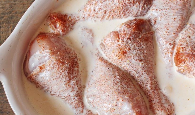 1. Этап. Голень куриная в духовке: Выложите голени в панировке из специй в смазанную растительным маслом форму. Залете все смесью из майонеза и сливок. Разогрейте духовку до двухсот двадцати градусов и запекайте тридцать минут. Приятного аппетита!