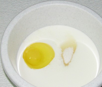 1. Этап. Блины на кефире и ряженке: 1. Смешаем яйца с сахаром, солью, кефиром и ряженкой до однородности. Смешиваем, чтобы специи растворились, а по поверхности пошли пузырьки. Дальше всыпаем понемногу муку.