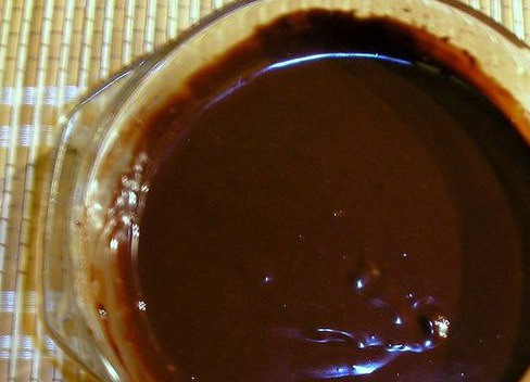 1. Этап. Шоколадное фондю с фруктами: Поломайте шоколад на маленькие кусочки и поместите в глубокую, жаропрочную тарелку. Добавьте сливки и ликер, перемешайте. Растопите шоколад на водяной бане или в микроволновке. Затем, чтобы температура шоколада не падала, устанавливаем тарелку с фондю над пламенем свечи.