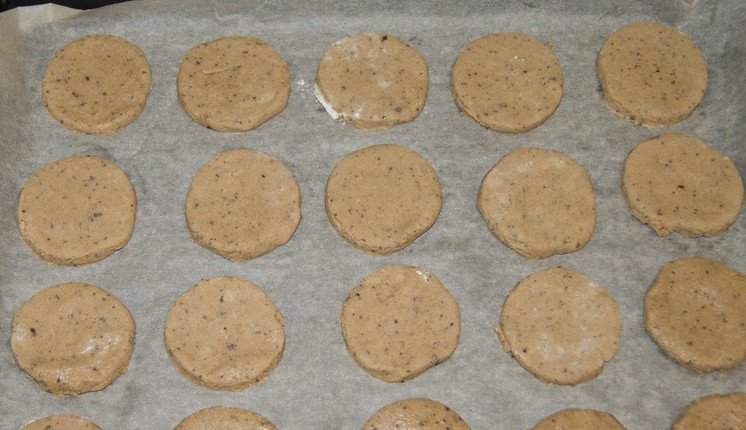 1. Этап. Мягкое овсяное печенье: Тесто раскатываем на столе в пласт толщиной 5 мм. Вырезаем из него круглые лепешки. Перекладываем их на противень, застеленный бумагой для выпечки. Выпекаем в духовке 15 минут, температура 200 градусов.