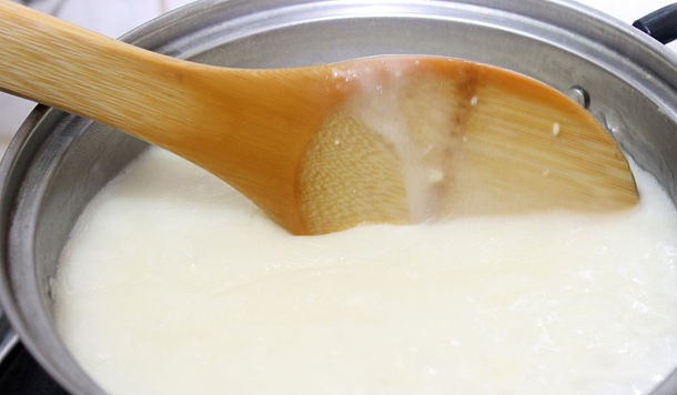 1. Этап. Торт из творога без выпечки: 6. На медленном огне, постоянно помешивая, довести смесь до кипения и снять с огня.