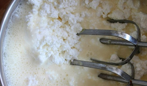 1. Этап. Запеканка творожная Сладкоежка: Добавляем творог и тщательно перемешиваем миксером. Выливаем в форму (у меня диаметром 26 см). Ставим в разогретую духовку до 180-200 град. на 45 минут.