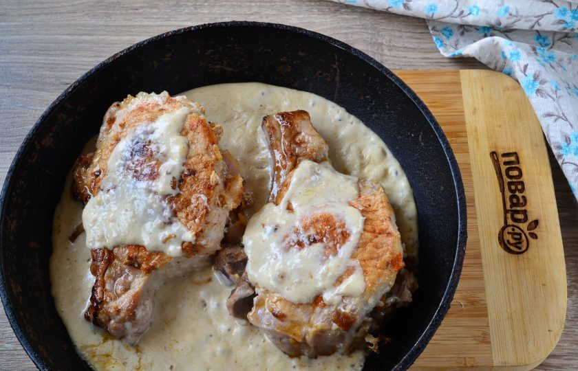 1. Этап. Свиные отбивные с сюрпризом: В соус отправьте мясо, полейте его сверху соусом, чтобы он полностью покрывал мясо. Накройте сковороду крышкой и готовьте на медленном огне 10-12 минут (или пока мясо не будет полностью готовым, а это зависит от толщины мяса).