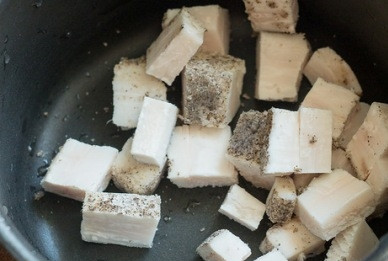 1. Этап. Пеммикан: Сало лучше брать свежее, чтобы не ошибиться с солью. А еще вкуснее будет с копченым. Нарезаем сало кубиками.