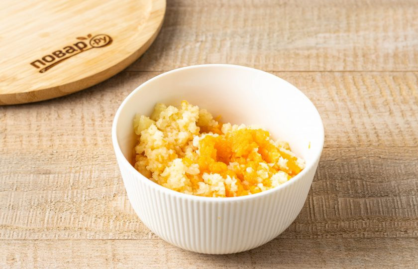 1. Этап. Котлеты из тыквы и манки: Картофель и тыкву очистите. Затем измельчите через мясорубку или в блендере.