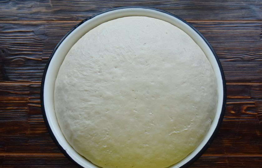 1. Этап. Пигоди по-корейски: Тесто за это время уже достаточно поднялось. Достаньте его из миски, обомните и разделите на части.