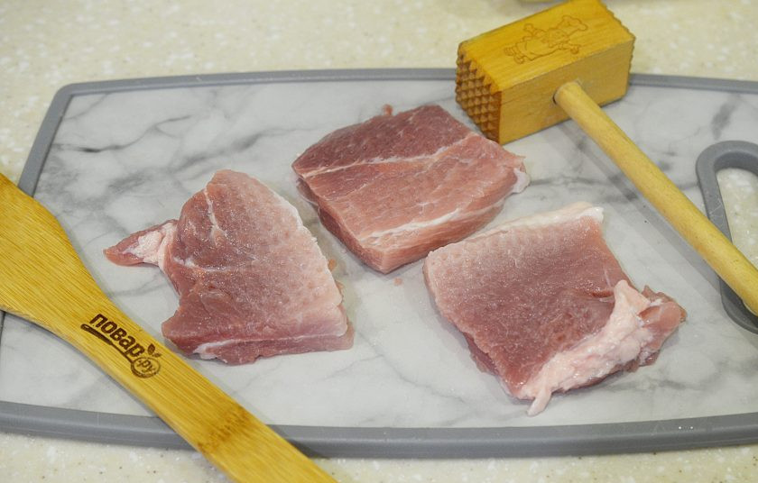 1. Этап. Свинина с грибами под шубой: 1. Свинину нарежьте на отбивные и слегка отбейте.