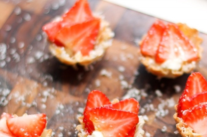 1. Этап. Тарталетки с сыром и клубникой: 5. Подавайте закуску охлажденной.