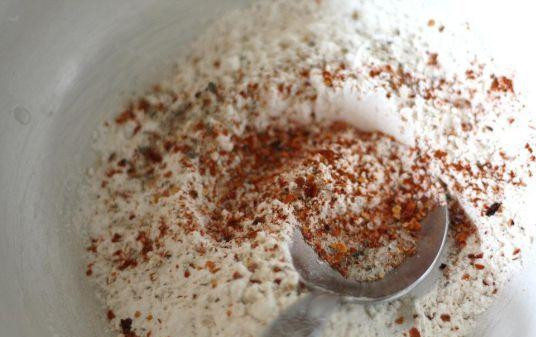 1. Этап. Пакора с зеленым луком: Муку просеять вместе с крахмалом солью и перцем.