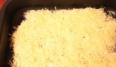 1. Этап. Запеченное мясо с сыром: Присыпаем все тертым сыром.