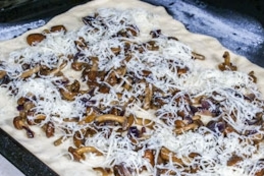 1. Этап. Пирог с опятами: 7. Теперь займемся тестом. В упаковке слоеного теста, как правило, 2 пласта. Раскатываем их под размер Вашей формы для запекания. Первый пласт мы выкладываем на смазанную маслом форму, на него выкладываем грибную начинку, посыпаем тертым сыром и накрываем вторым пластом теста.