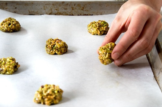 1. Этап. Флорентийское ореховое печенье: 2. Из полученной массы сформируйте вот такие шарики и выложите на противень, застеленный пергаментом или силиконовым ковриком. Отправьте в разогретую до 180 градусов духовку минут на 10.