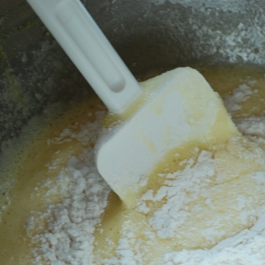 1. Этап. Торт Три молока: Продолжая перемешивать, небольшими порциями вводим в смесь муку, а также соль и соду. Получившееся тесто переливаем в смазанную сливочным маслом форму для запекания и отправляем в духовку, разогретую до 170 градусов, на 25-30 минут.