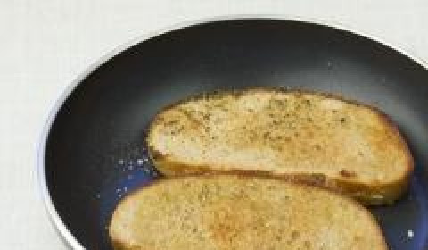 1. Этап. Яйца-пашот с тостами: На сковородку добавить немного масла и обжарить хлеб, посыпанный прованскими травами, с каждой стороны по 2-3 минуты. Или приготовить хлеб с тостернице.