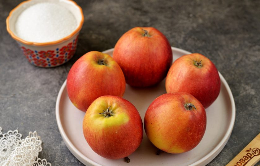 1. Этап. Варенье из яблок быстрое и живое: Подготовьте ингредиенты для приготовления варенья. Яблоки должны быть плотные и мягкие, переспевшие лучше не использовать. Тщательно промойте их под проточной водой и обсушите.