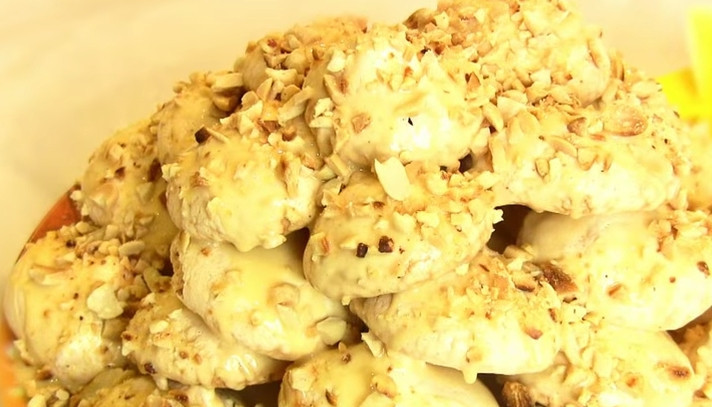 1. Этап. Торт-безе со сгущенкой: 6. Вот такой сладкий нарядный торт должен получиться.