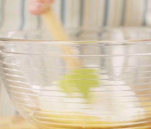 1. Этап. Семифредо с клубникой: Сливки взбиваем и добавляем к желткам.